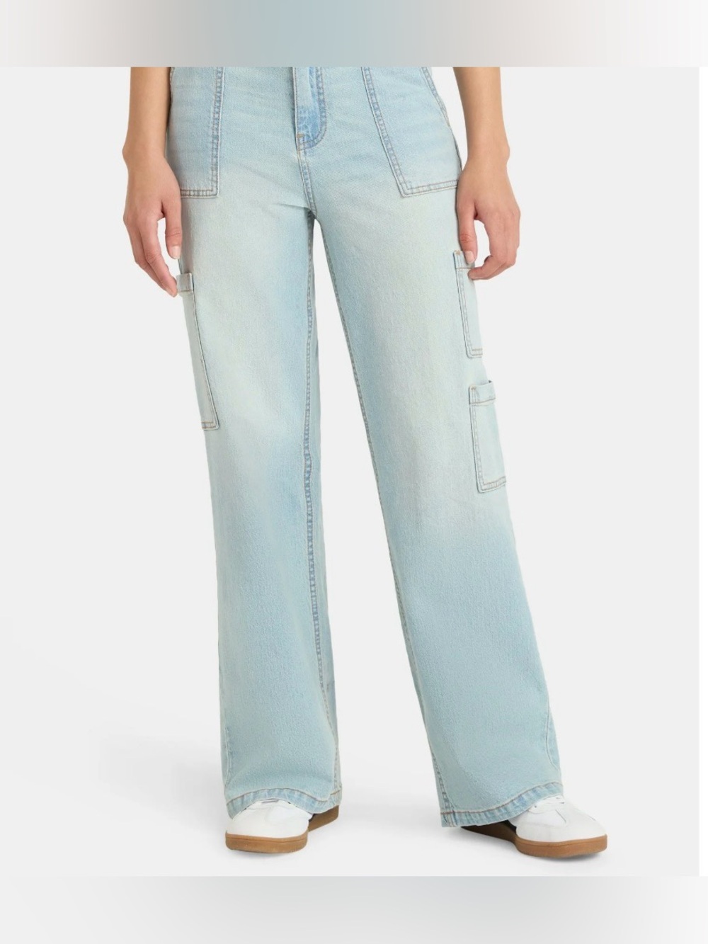 Light Wash Wide-Leg Cargo Jeans - Women's